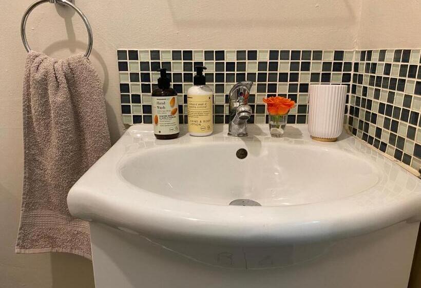 بنسيون Happy Hilton Guest House