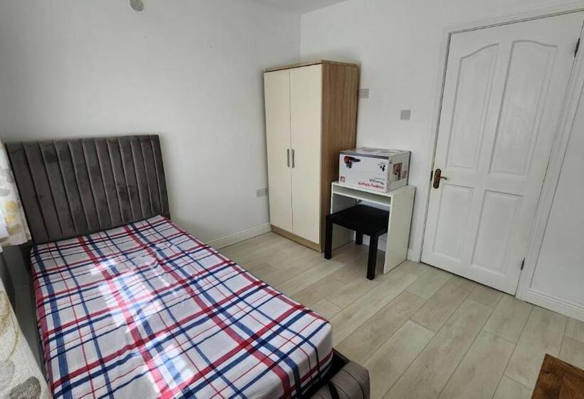 پانسیون The Cairns Drogheda