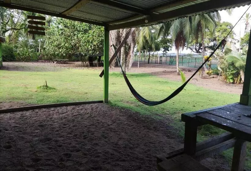 Retkeilymaja Habitación Compartida Con Tres Comidas Incluidas Y Dos Horas De Electricidad Diarias