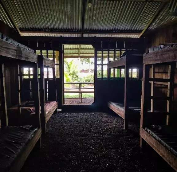 Retkeilymaja Habitación Compartida Con Tres Comidas Incluidas Y Dos Horas De Electricidad Diarias