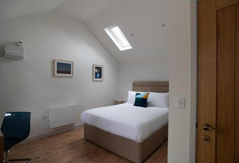 Hostel King Deluxe Ensuite With Courtyard View Hawking