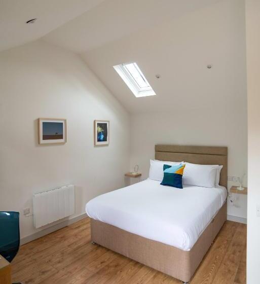 Hostel King Deluxe Ensuite With Courtyard View Hawking