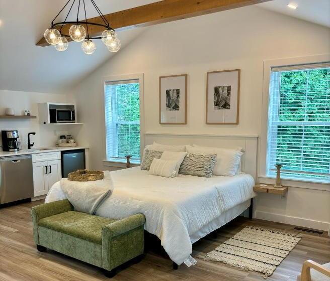 旅馆 The White Creek Inn