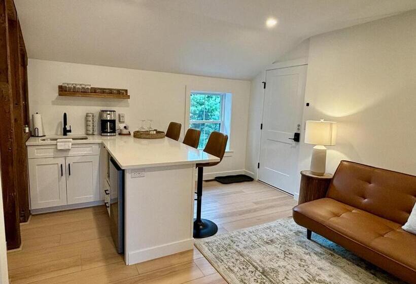 旅馆 The White Creek Inn