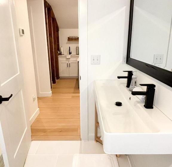 旅馆 The White Creek Inn