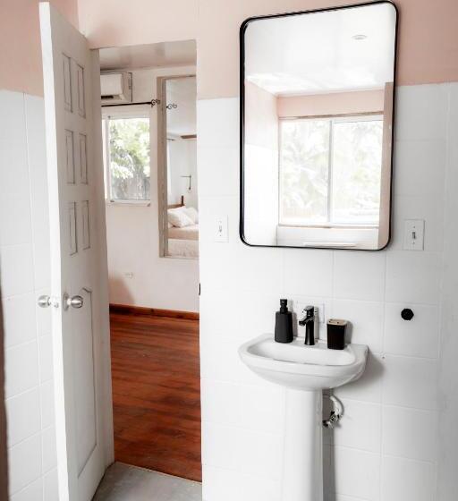 مبيت وإفطار La Caribena Beach House Bocas Del Toro, Isla Colón, Panamá