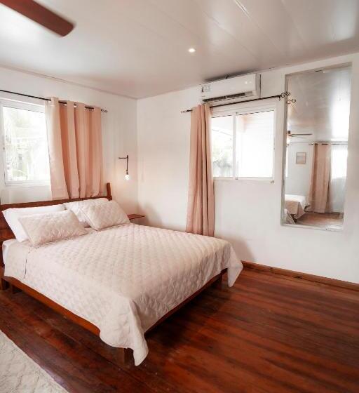 مبيت وإفطار La Caribena Beach House Bocas Del Toro, Isla Colón, Panamá