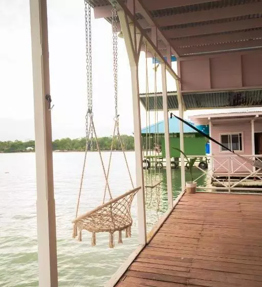 تختخواب و صبحانه La Caribena Beach House  Bocas Del Toro, Isla Colón, Panamá