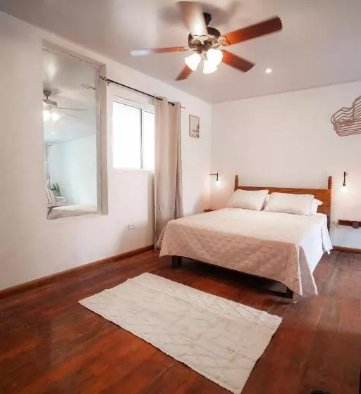 تختخواب و صبحانه La Caribena Beach House  Bocas Del Toro, Isla Colón, Panamá
