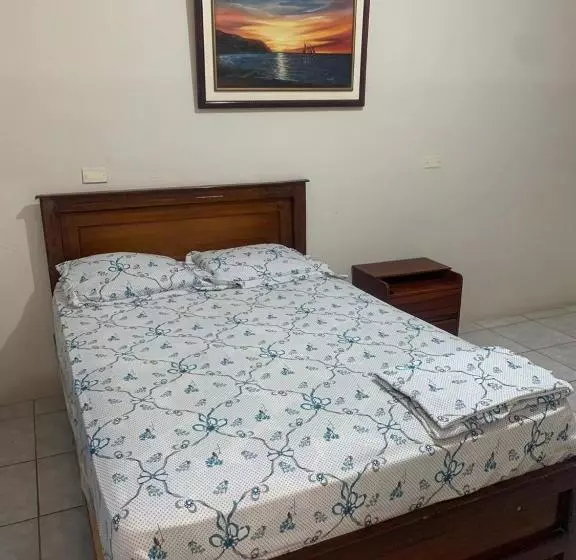 ペンション Habitaciones Amobladas   Manabí Suites