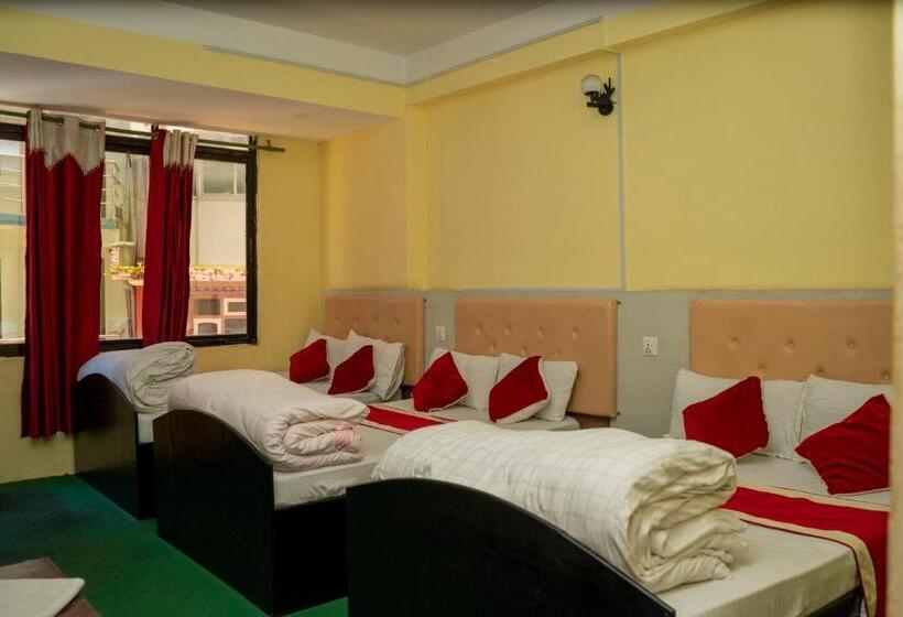 هتل Laxmi Lodge, Charikot