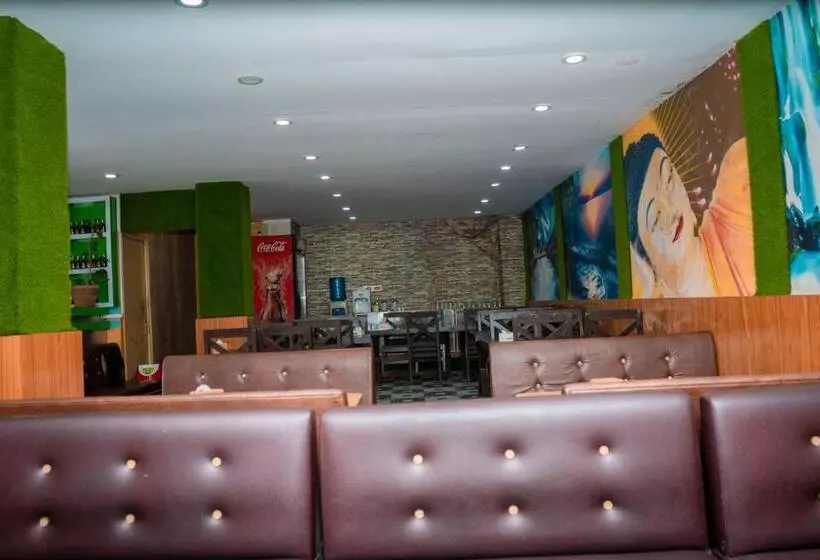 هتل Laxmi Lodge, Charikot