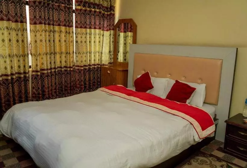 هتل Laxmi Lodge, Charikot