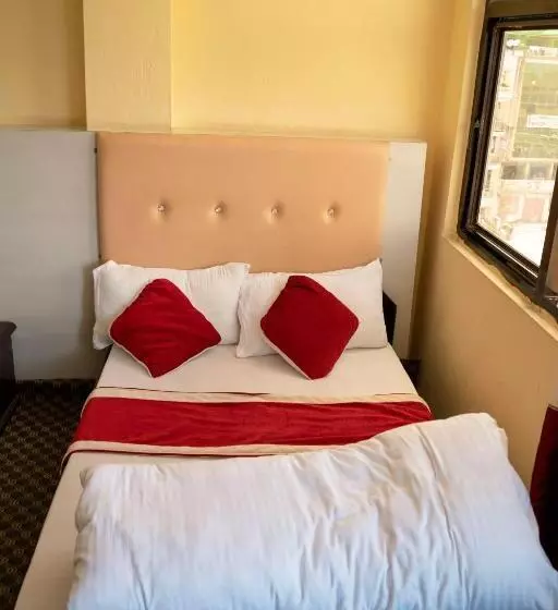 هتل Laxmi Lodge, Charikot