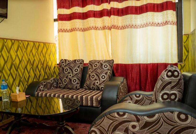 هتل Laxmi Lodge, Charikot