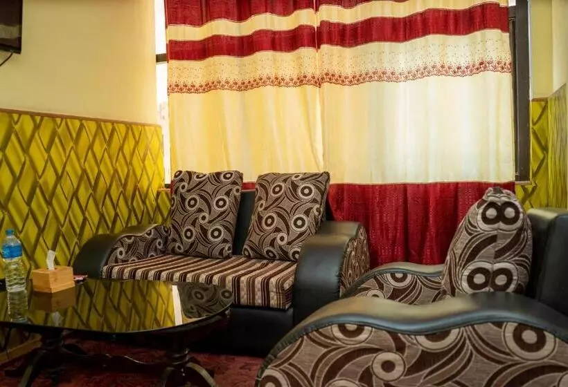 هتل Laxmi Lodge, Charikot