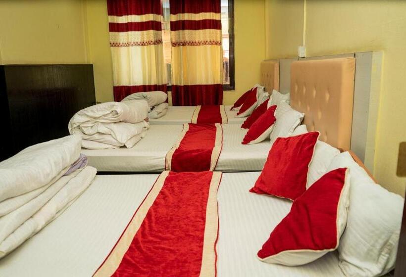 هتل Laxmi Lodge, Charikot