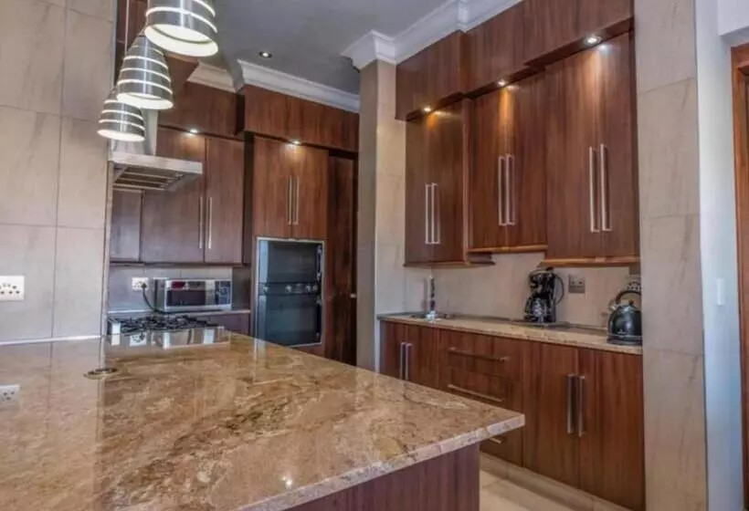 پانسیون Fairview Manor