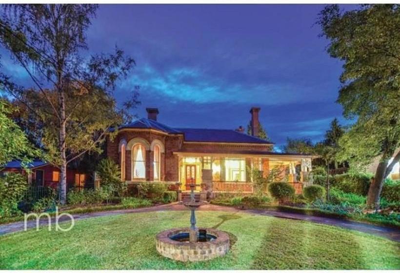 민박 Cotehele  The Magistrates House