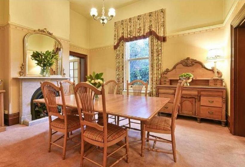 민박 Cotehele  The Magistrates House