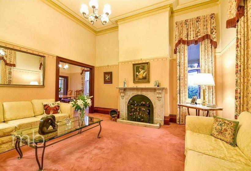 민박 Cotehele  The Magistrates House