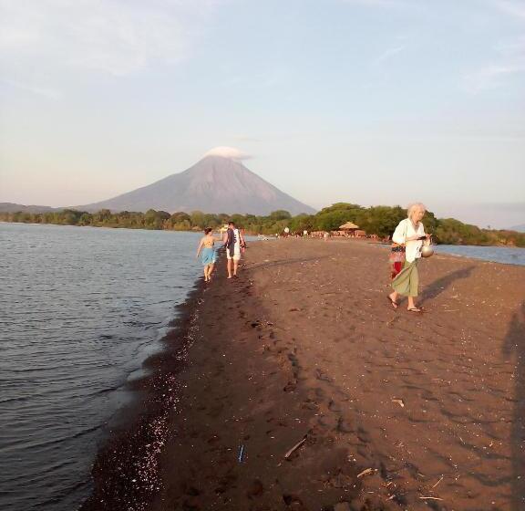 هتل کپسول Mama Cita Café House