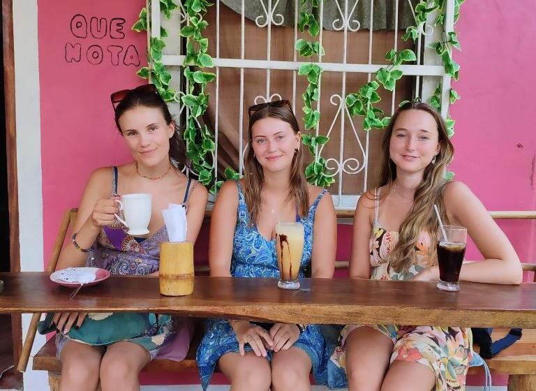 هتل کپسول Mama Cita Café House