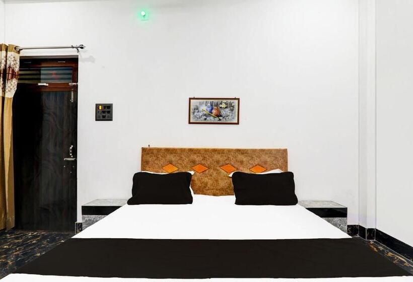 ホテル Oyo Moon Sez