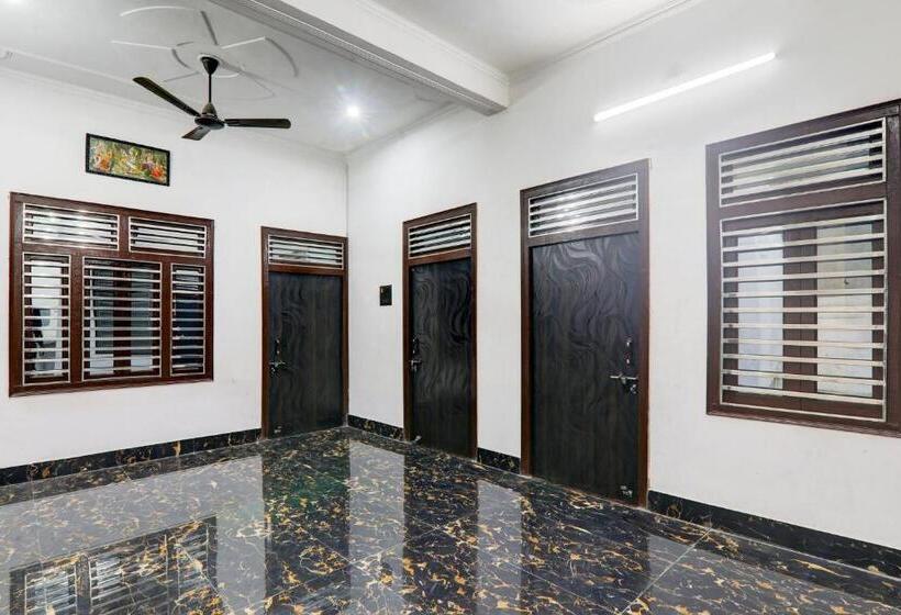 ホテル Oyo Moon Sez