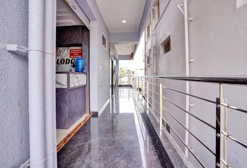 Отель Oyo Sri Sai Lodge