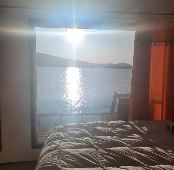 هتل Uros Suma Qhota Lodge