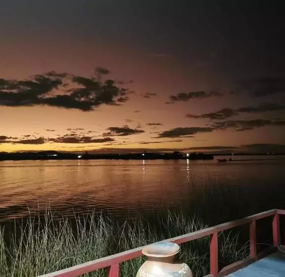 هتل Uros Suma Qhota Lodge