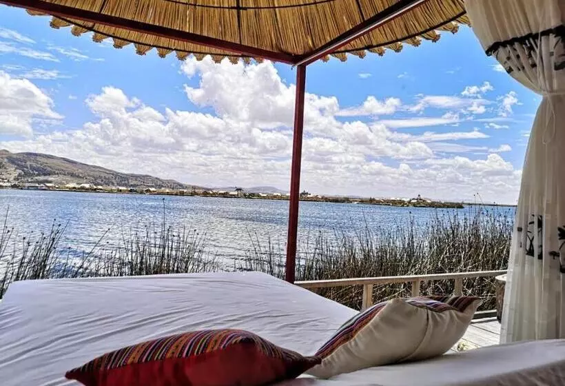 هتل Uros Suma Qhota Lodge