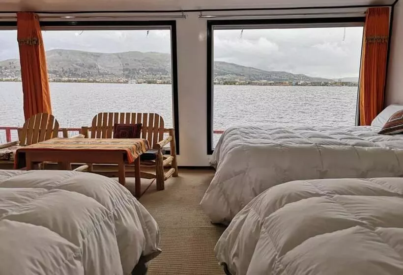 هتل Uros Suma Qhota Lodge