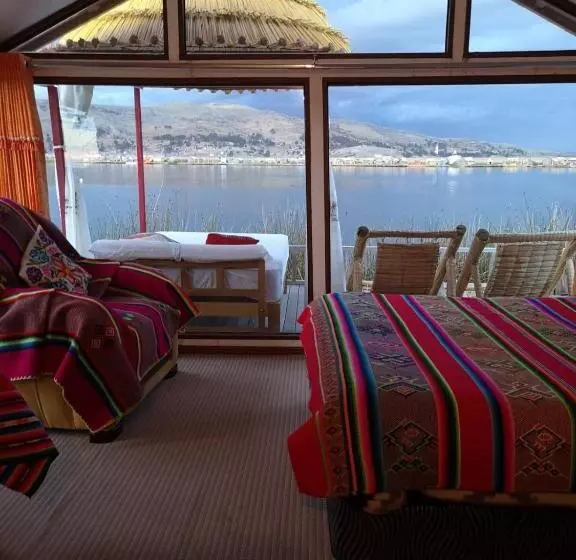 هتل Uros Suma Qhota Lodge