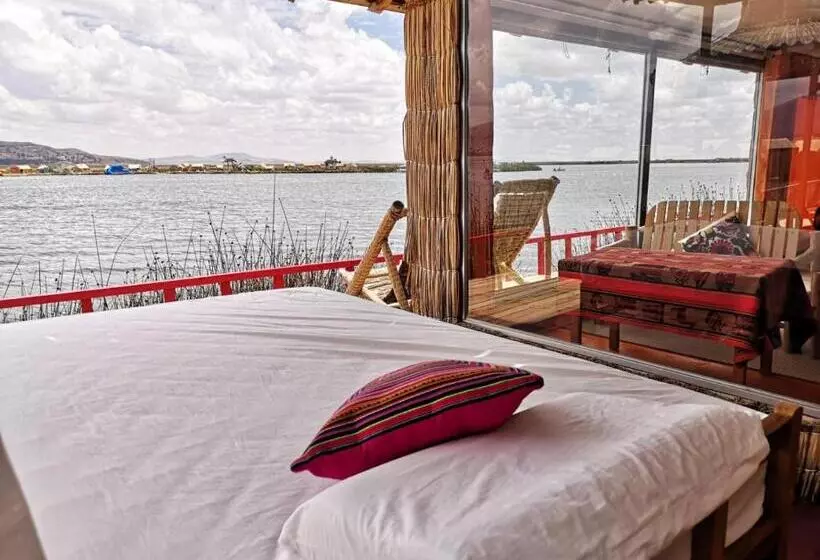 هتل Uros Suma Qhota Lodge