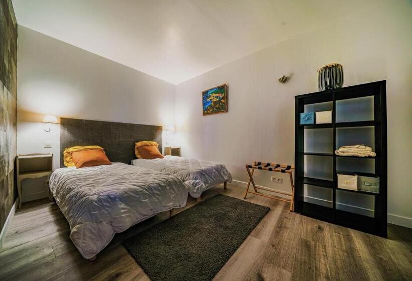 צימר Gîte En Face Du Château De Nizas, Totale Renovation Et Changement De Proprietaire, 4 Chambres D Hôte