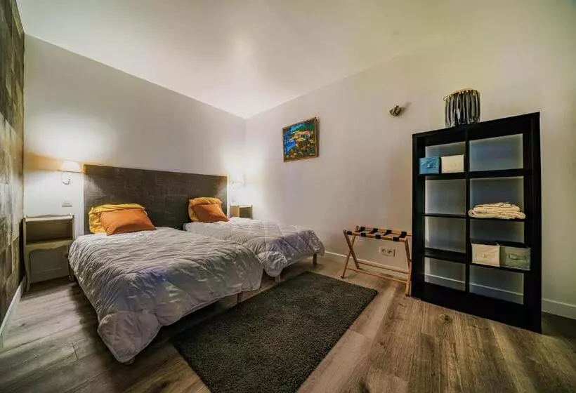 ベッドアンドブレックファースト Gîte En Face Du Château De Nizas, Totale Renovation Et Changement De Proprietaire, 4 Chambres D Hôte