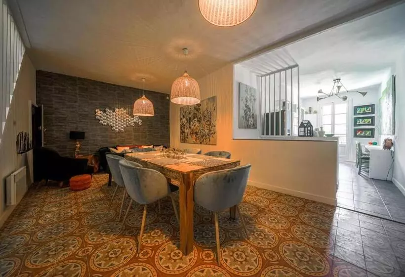 ベッドアンドブレックファースト Gîte En Face Du Château De Nizas, Totale Renovation Et Changement De Proprietaire, 4 Chambres D Hôte