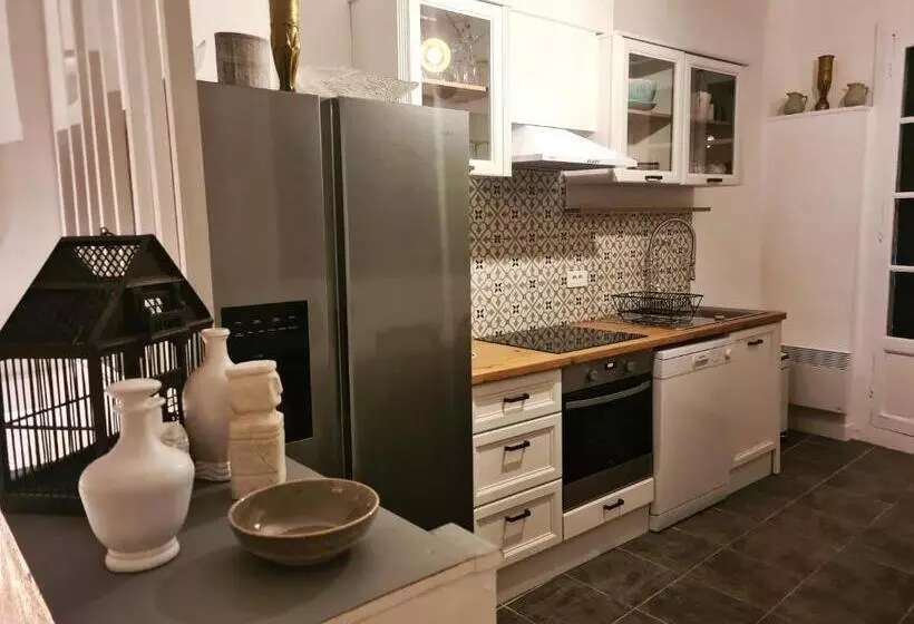 ベッドアンドブレックファースト Gîte En Face Du Château De Nizas, Totale Renovation Et Changement De Proprietaire, 4 Chambres D Hôte