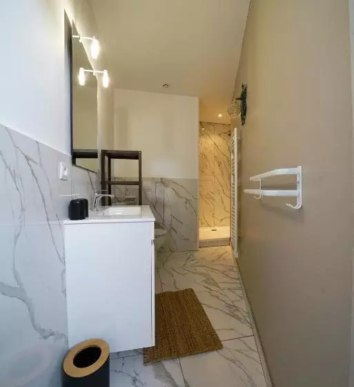 ベッドアンドブレックファースト Gîte En Face Du Château De Nizas, Totale Renovation Et Changement De Proprietaire, 4 Chambres D Hôte