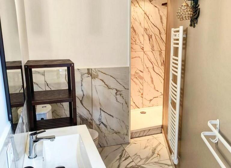 צימר Gîte En Face Du Château De Nizas, Totale Renovation Et Changement De Proprietaire, 4 Chambres D Hôte