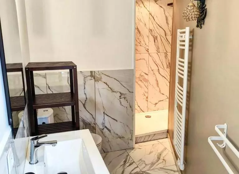 ベッドアンドブレックファースト Gîte En Face Du Château De Nizas, Totale Renovation Et Changement De Proprietaire, 4 Chambres D Hôte