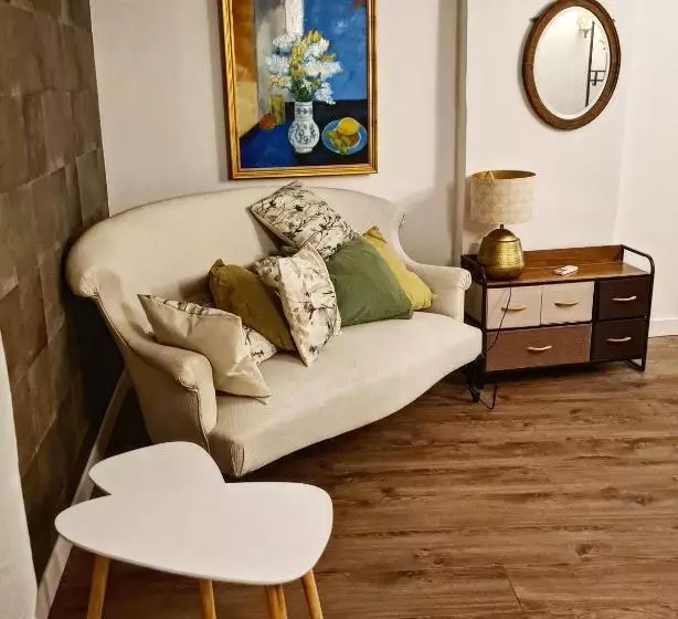 ベッドアンドブレックファースト Gîte En Face Du Château De Nizas, Totale Renovation Et Changement De Proprietaire, 4 Chambres D Hôte