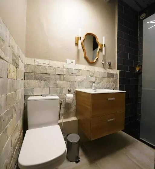 ベッドアンドブレックファースト Gîte En Face Du Château De Nizas, Totale Renovation Et Changement De Proprietaire, 4 Chambres D Hôte