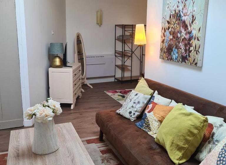 צימר Gîte En Face Du Château De Nizas, Totale Renovation Et Changement De Proprietaire, 4 Chambres D Hôte