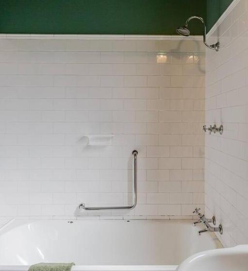 هتل The Farmhouse