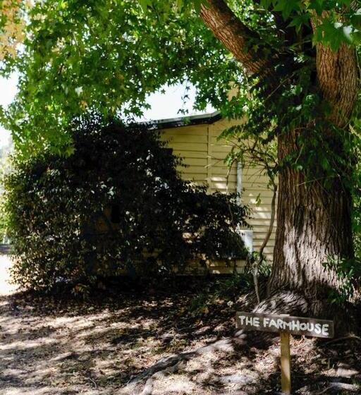 هتل The Farmhouse