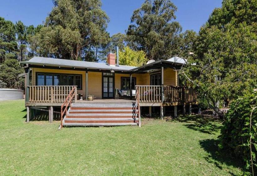 هتل The Farmhouse