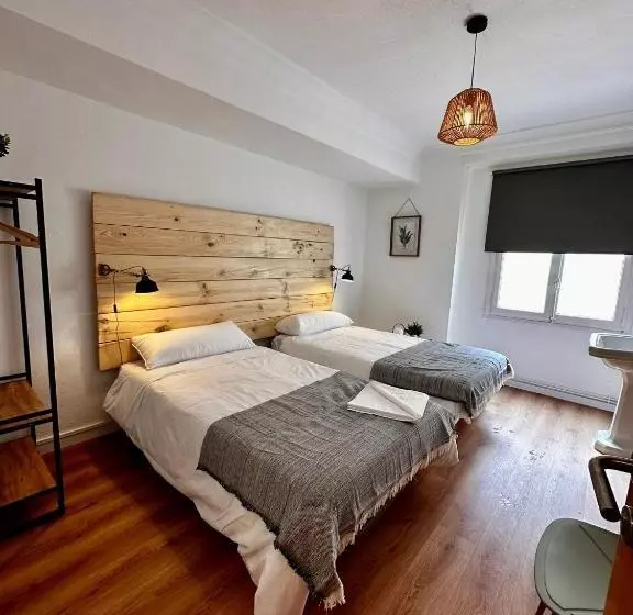 پانسیون Hostal Atuaire Home